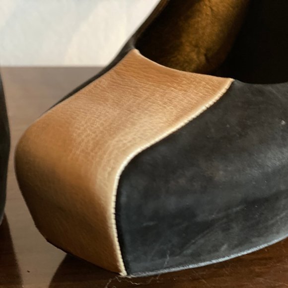 BALENCIAGA Pumps in Tan & Black Leather/Suede, Size 40 (fits like 8.5) - Picture 8 of 10